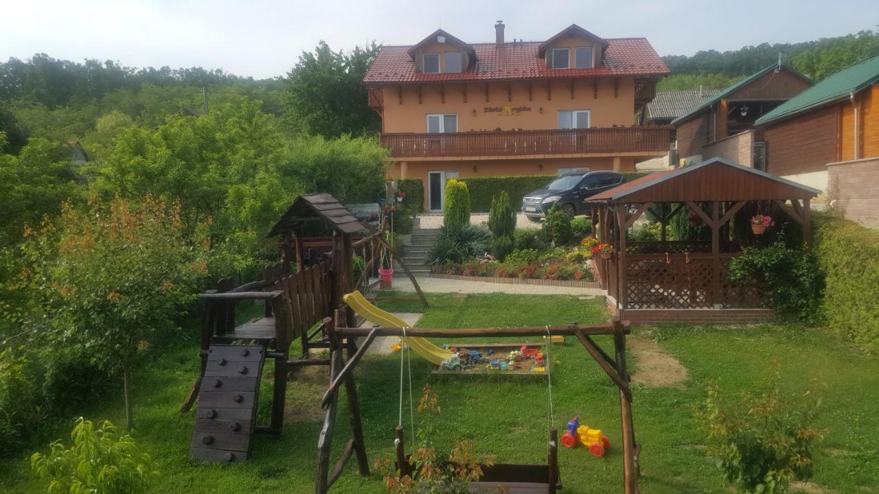 Penzion Zlata Rybka Podhajska Ngoại thất bức ảnh
